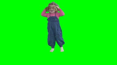 Sevimli küçük kız yeşil izole başında altın parti gözlük koymak