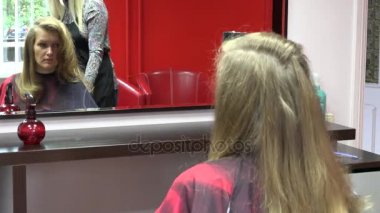 Üzgün tek kadın kişisel stilist salonu saç kesimi yapmak. 4k