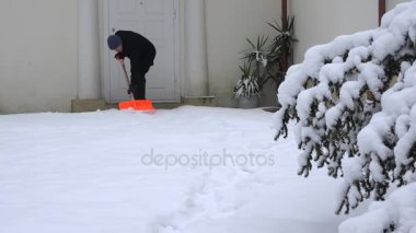Kürekle kar patika ev kapı girişine yakın, dostum. 4k