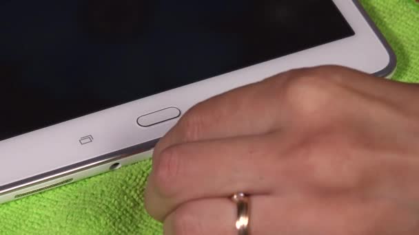 doigts femelles branchent des câbles à l'appareil tablette et téléphone intelligent. gros plan 