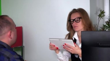 Tasarımcı mimar kadın yapmak notlar istemci isteklerine tablet bilgisayarda