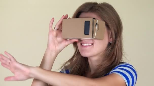 Lächelnde Frau dreht sich mit Virtual-Reality-Brille um. Nahaufnahme — Stockvideo