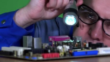 Erkek teknisyen bilgisayar bileşenleri teftiş gözlüklü