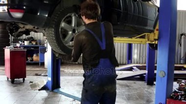 mekanik duman sigara direksiyonu tut ve fren sistemini kontrol.