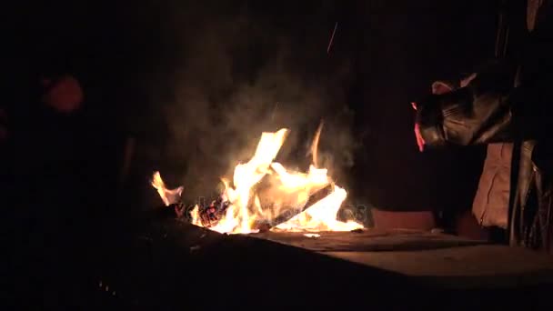 人们温暖手开放式壁炉在晚上。4 k — 图库视频影像