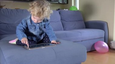 Küçük şirin çocuk parmak değmek perde tablet bilgisayarın Divan