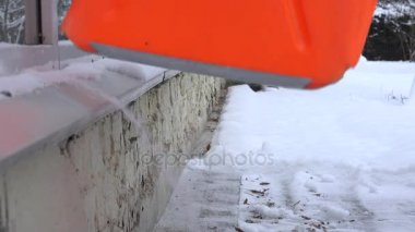 adam büyük kürek kar kış zamanında eşik üzerinden temiz. 4k