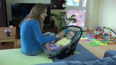 Anne bebek maması bebek çocuk için besleme. 4k