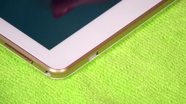 Cable micro usb blanco enchufable a mano hembra a la tableta inteligente — Vídeos de Stock