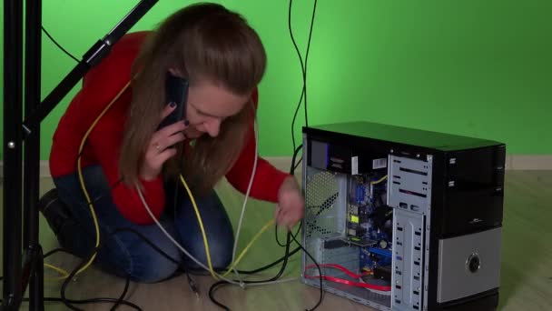 Bilgisayarında sorun olan ve cep telefonu ile ilgili yardım arıyor iş kadını — Stok video