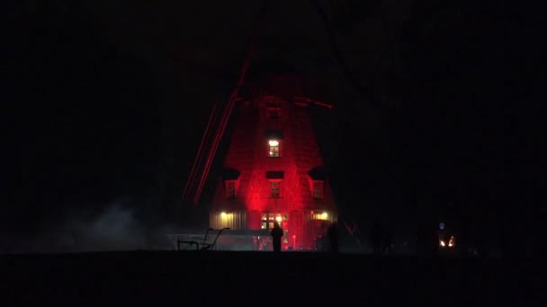 Vieux moulin éclairé lumière laser à la réflexion sur l'eau. 4K — Video