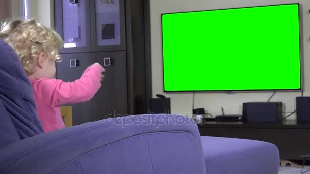 Emocional niña mirando la pantalla verde croma key tv — Vídeos de Stock