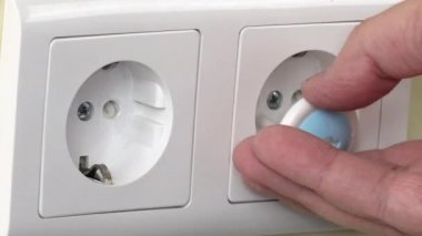 elektrik şoku üzerinden bebek ve çocuk emniyet konsepti