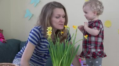 Anne ve kızı houseplants ve Nergis çiçek bak.