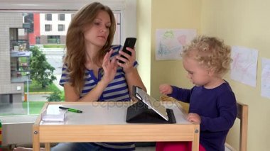 Kızı ve kendini akıllı telefon ile çekim genç güzel kadın