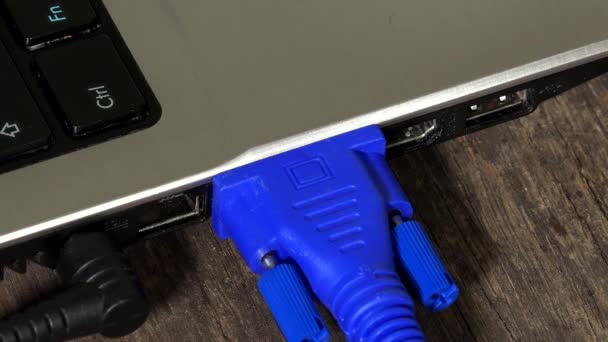 main déconnectez le cordon d'affichage vga à l'ordinateur portable. Gros plan 