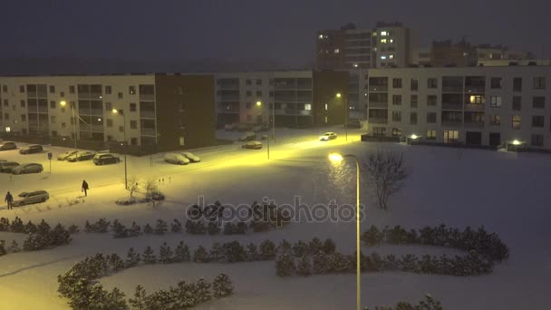 Bil som kör mellan moderna platt Lägenhet hus distrikt i vinter. 4k — Stockvideo