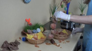 eller eldiven ile pota içine kaynar su boya ile çoraba sarılmış yumurta koymak