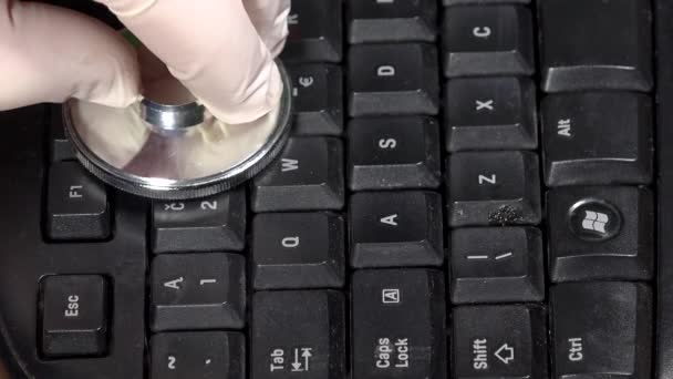 Examen au clavier avec stéthoscope sur clavier — Video