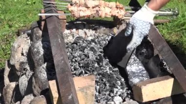 Erkek el sıcak köz şömine folyo sarılı yemek koymak. 4k