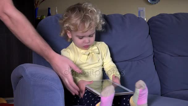 Far ta bort tablet PC från söt barn flicka och cry med sorgsna ansikte — Stockvideo