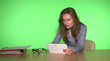 Finansal piyasa değişiklikler için bekleyen iş kadın vurguladı ve memnun gülümse