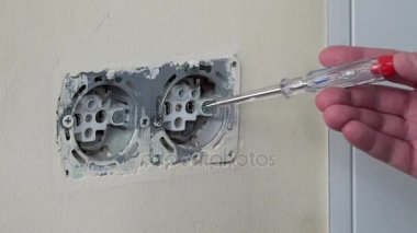 Elektrikçi el kontrol bir fiş priz Elektrik voltajı .