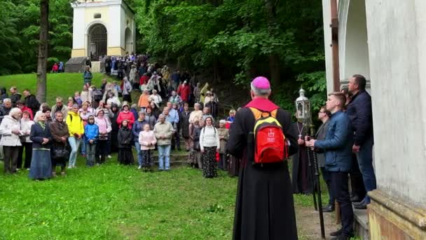 Gente sacerdote rezar a Cristo estaciones de sufrimiento. Pentecostés. 4K — Vídeos de Stock