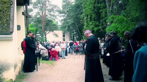 Ποντίφικα προσεύχονται προσκυνητές στο σταθμό Calvaries. Κυριακή της Πεντηκοστής. 4k — Αρχείο Βίντεο