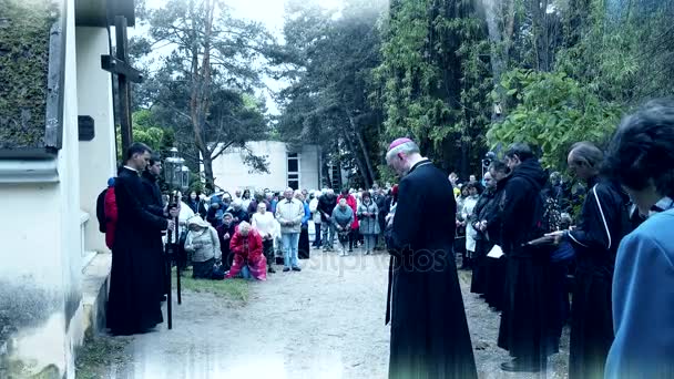 Pontifex betet Pilger auf Kalvarienstation. Pentecost Sonntag — Stockvideo