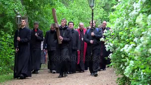 Jovem padre procissão carregar cruz com pessoas crentes peregrino rezar — Vídeo de Stock