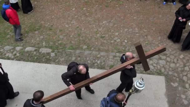 Menschen tragen Kreuz. Mönche, Bischöfe, Priester und Menschen. Kreuzweg. Kalvarienberg — Stockvideo