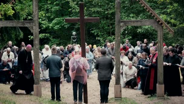 Religiösa människor och präster knäböja ned på knä och be i framsidan av gränsöverskridande — Stockvideo