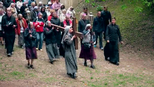 Vesta kardeşler ahşap çapraz taşırlar. Calvary dini alayı. Pentecost — Stok video