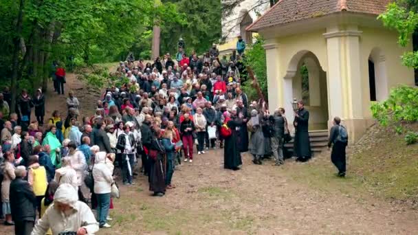 Jeptiška sestry nesou dřevěný kříž. Letnice. — Stock video