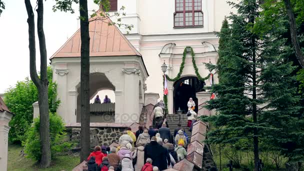 Los católicos llevan la cruz por las escaleras hasta la iglesia. Camino de la cruz. Pentecostés. Vacaciones de religión — Vídeo de stock
