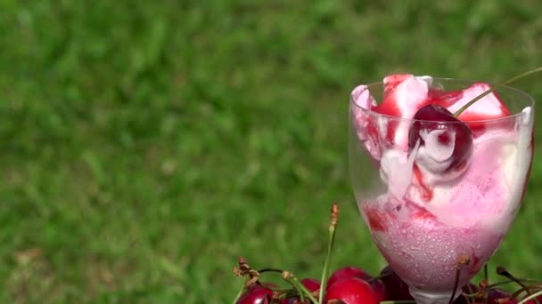 Ποτήρι με παγωτό και κεράσι berry στην κορυφή. πικάπ — Αρχείο Βίντεο