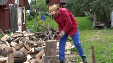 Şapkalı başarısız köylü adam deneyin büyük ahşap günlük kesmek. 4k