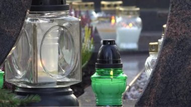 mum ışığı mezarlığı mermer mezar üzerinde odak değişti. 4k