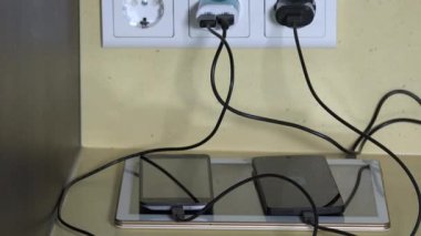 Erkek el akıllı telefonlar ve şarj tablet için mikro usb kabloları takın