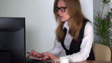 Office klavye ve cevap telefon yazarak güzel Sekreter kız