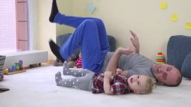 Baba Oda küçük sevimli gülümsüyor bebekle oynamak. Babalık. 4k