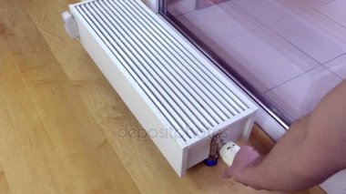 Kıllı adam el radyatör termostat saplı ev sıcaklığı ayarlama.