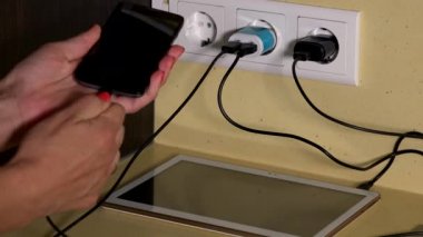 kadın el akıllı telefonlar ve şarj tablet için mikro usb kabloları takın