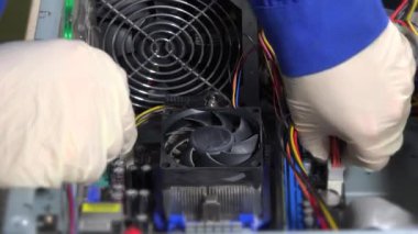 Teknisyen bilgisayar anakart güç kablosu pimleri keser ve Ram kaldırmak