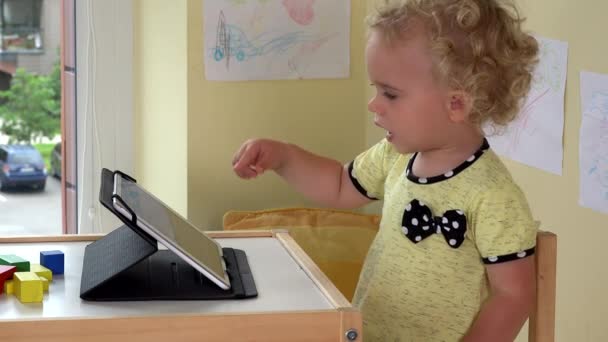 Bambino che utilizza tablet per l'istruzione nella scuola materna . — Video Stock