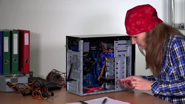 コンピューターのハードウェアをアップグレードする専門のコンピューターの修理女の子 — ストック動画