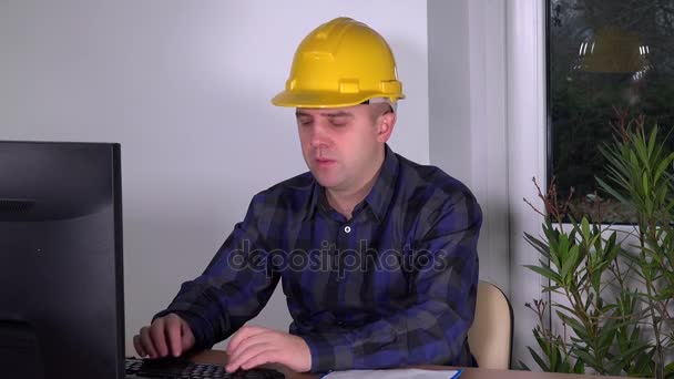Успішний будівельний керівник ріелтор в офісі виконує роботу за комп'ютером — стокове відео