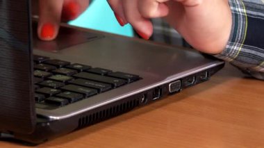 el bağlanmak Internet lan kablosu dizüstü bilgisayar için. Portre