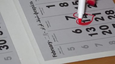 el ile kırmızı işareti boya kalp şeklini 14 Şubat takvim